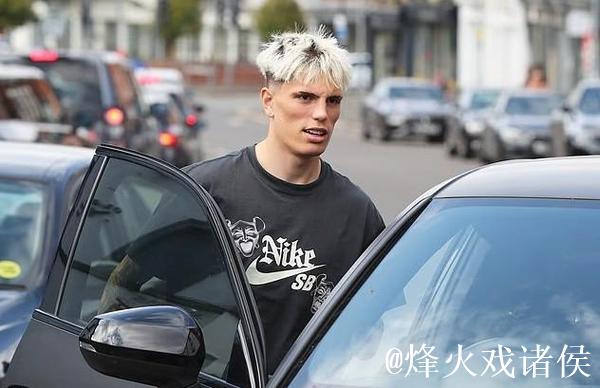 邮报：加纳乔仍想留在英格兰，周一出现在理发店并与球迷合影